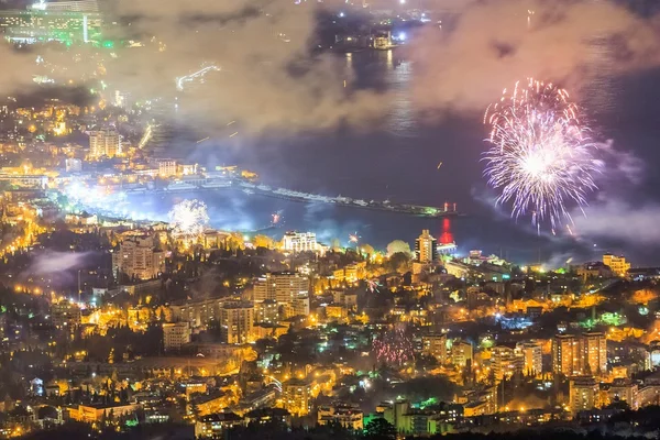 Vista serale e fuochi d'artificio a Yalta città, Crimea — Foto Stock