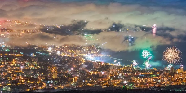 Vista noturna e fogos de artifício na cidade de Yalta, Crimeia — Fotografia de Stock