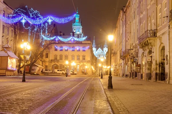 Pusta noc ulica miasta. Ukraina we Lwowie. — Zdjęcie stockowe