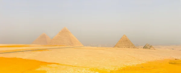 Valea Gizei cu piramide mari. Cairo. Egipt — Fotografie, imagine de stoc