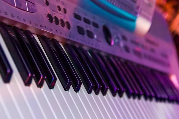 Musician playing on keyboards — Stock Photo, Image