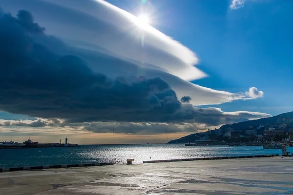 Embankment of Yalta in the clouds and sun. Yalta, — Stock Photo, Image