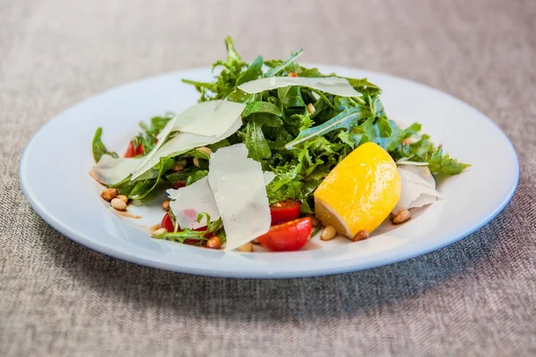 Salat mit Rucola, Kirschtomaten — Stockfoto