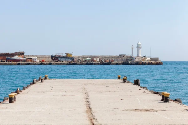 Pier Vuurtoren Jalta Voorjaar — Stockfoto