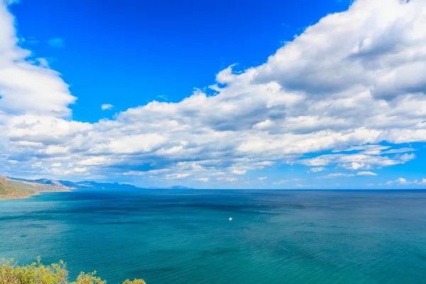 Sommar landskap med moln över havet — Stockfoto