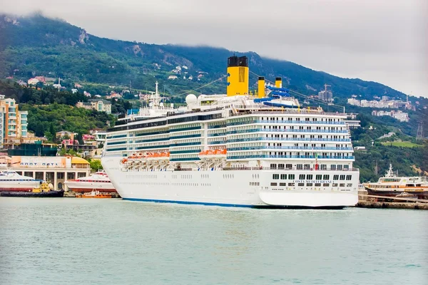 Jalta, Ukraina - 27 maj: Costa Mediterranea — Stockfoto