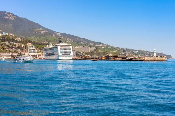 Yalta, Ukraina - 21 maja. Statek wycieczkowy MSC Lirica — Zdjęcie stockowe