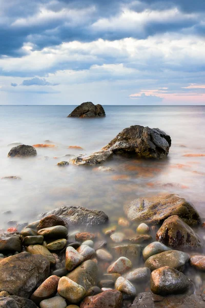 Deniz manzarası. gün batımında puslu su ile deniz kıyısı — Stok fotoğraf