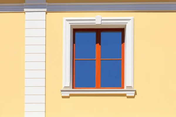 Una vista della finestra della casa dall'esterno — Foto Stock