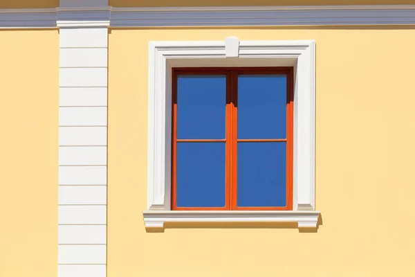 Une vue de la fenêtre de la maison de l'extérieur — Photo