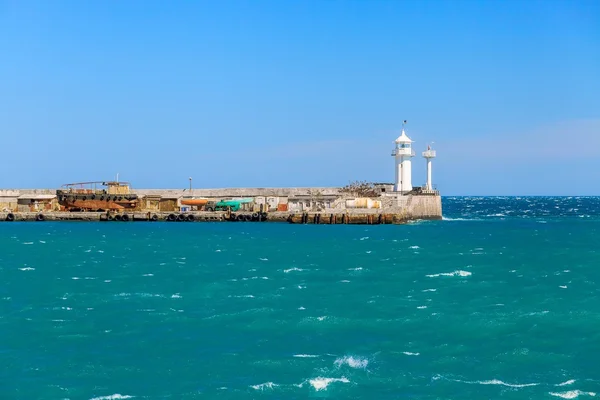 Yalta yılında deniz feneri bir görüntü. Bağlantı noktası. Crimea. — Stok fotoğraf