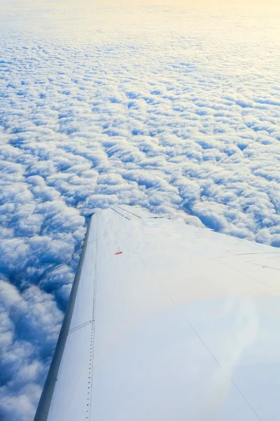 Belle vue de l'avion aux nuages — Photo