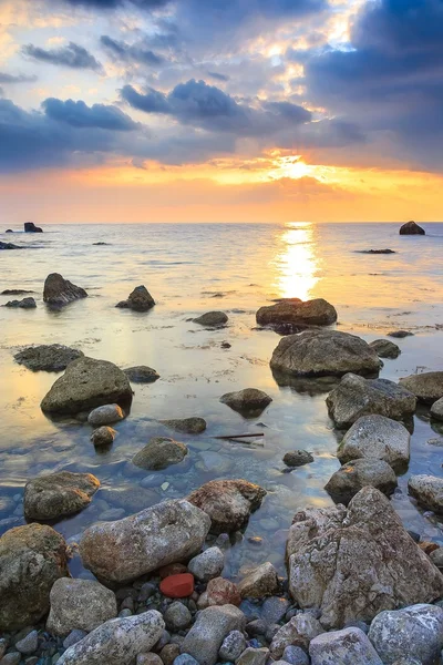 Magiska sommar solnedgång över havet. dramatisk himmel — Stockfoto