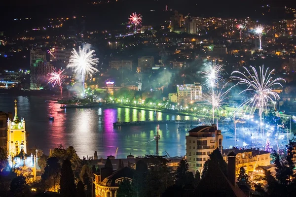 Vista nocturna y fuegos artificiales en la ciudad de Yalta, Crimea — Foto de Stock