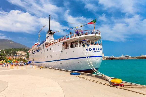 Jalta, Ukraina - 24 maj: The Adriana kryssningsfartyg — Stockfoto