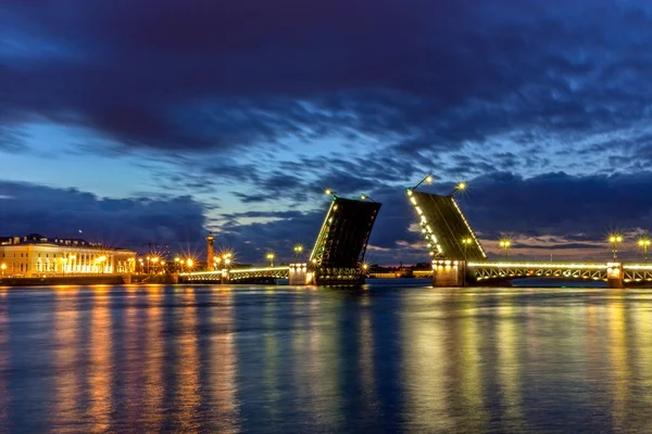 Río Neva. Puente del Palacio, Columna Rostral, P —  Fotos de Stock