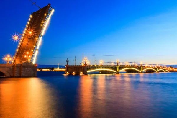 Řeka Něva. Troitsky most. — Stock fotografie