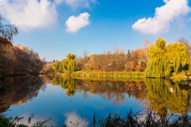 Yeşil Göl kıyısında ve mavi gökyüzü suya yansıyan