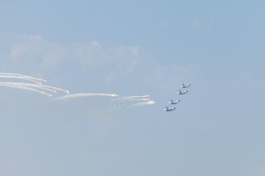 Kırım, Ukrayna - 26 Temmuz 2015: Sivastopol 'daki Rus Donanması onuruna geçit töreni. Su-24 sefer sayılı uçak şehir körfezi üzerinde.