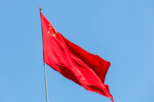 Sovjetunionen 1922-1991 flagga vajande på vinden Royaltyfria Stockbilder