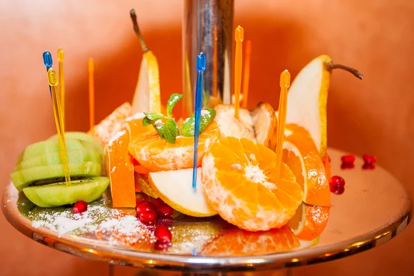 Een groep van verschillende kleurrijke vruchten gestapeld op een dienblad Stockfoto