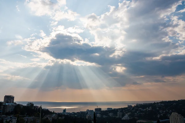 Lever de soleil sur la ville avec ciel nuageux Photos De Stock Libres De Droits