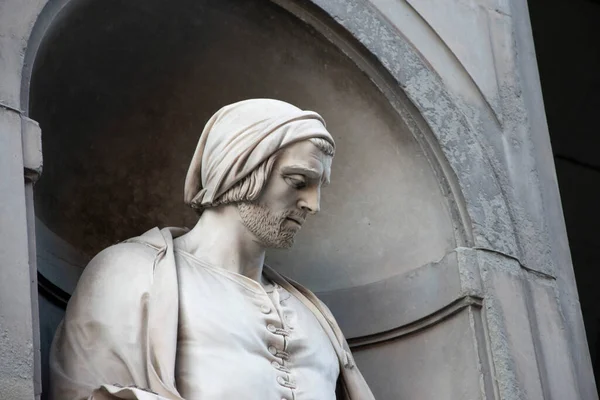 意大利托斯卡纳佛罗伦萨Uffizi广场的室外雕像 — 图库照片