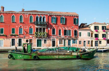 Venedik, İtalya ve Avrupa kanallarında ticaret için kargo gemisi.