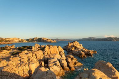 La Maddalena Takımadası, güzel kıyı şeridi, La Maddalena Takımadası Ulusal Parkı, Sardunya, İtalya