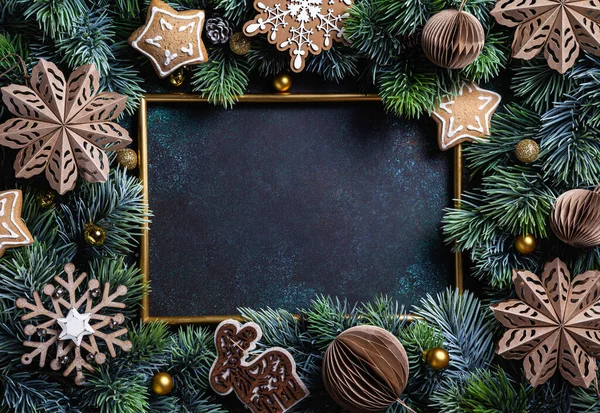 圣诞作文 框架与姜饼 木制和纸圣诞装饰绿色背景 圣诞节 新年的概念 平面布局 顶视图 复制空间 — 图库照片