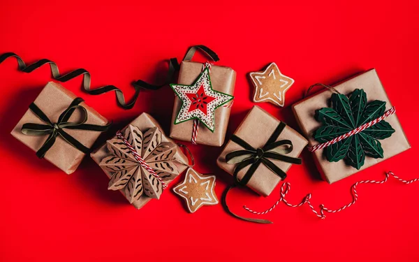 Fondo Navidad Con Cajas Regalo Mechones Cuerda Decoraciones Rojo Preparación — Foto de Stock