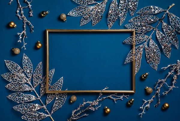Composição Natal Quadro Com Galhos Dourados Sobre Fundo Azul Natal — Fotografia de Stock