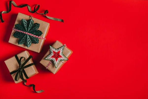 Fondo Navidad Con Cajas Regalo Mechones Cuerda Decoraciones Rojo Preparación — Foto de Stock