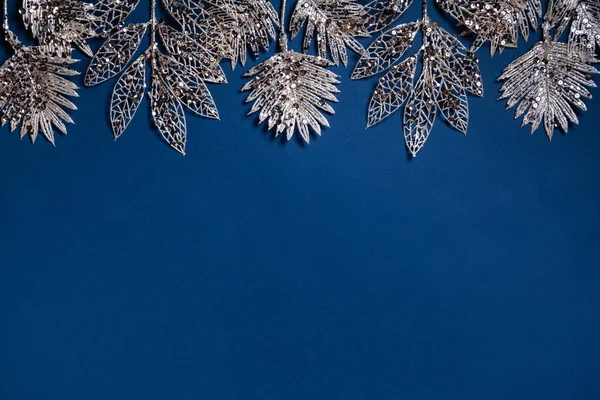 Composição Natal Ramos Dourados Fundo Azul Natal Inverno Conceito Ano — Fotografia de Stock