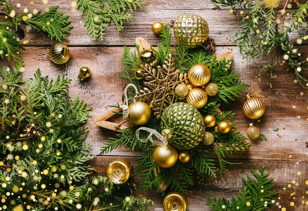 Composición Navideña Con Ramas Abeto Decoraciones Navideñas Velas Sobre Fondo — Foto de Stock