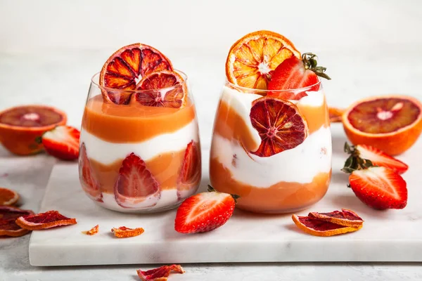 Mehrschichtiges Dessert Mit Blutorangen Sahne Griechischem Joghurt Savoyardi Keksen Orangenchips — Stockfoto