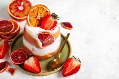 Kan portakallı tatlı, Kürt kreması, Yunan yoğurdu, Savoyardi kurabiyesi, portakal cipsi ve çilek. Kapat, boşluğu kopyala.