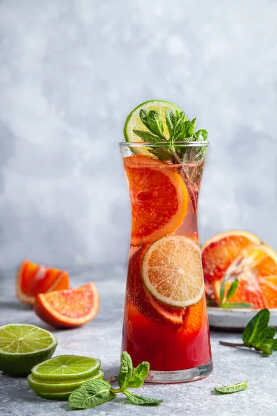 Frische Hausgemachte Limonade Mit Blutorange Minze Und Limette Auf Grauem — Stockfoto