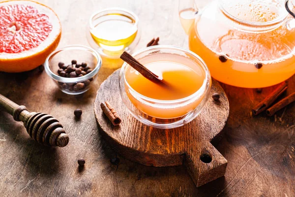 Grapefruittee Mit Gewürzen Und Honig Einer Glasschale Und Teekanne Auf — Stockfoto