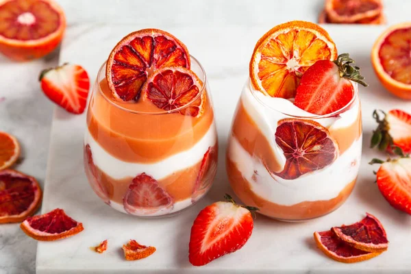 Mehrschichtiges Dessert Mit Blutorangen Sahne Griechischem Joghurt Savoyardi Keksen Orangenchips — Stockfoto