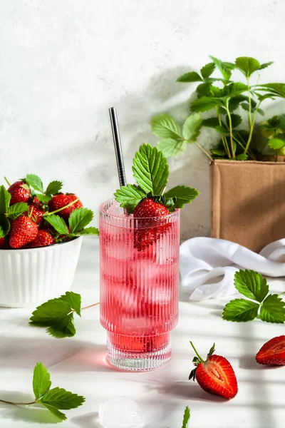Frische Erdbeer Limonade Mit Eis Glas Auf Einem Weißen Tisch — Stockfoto