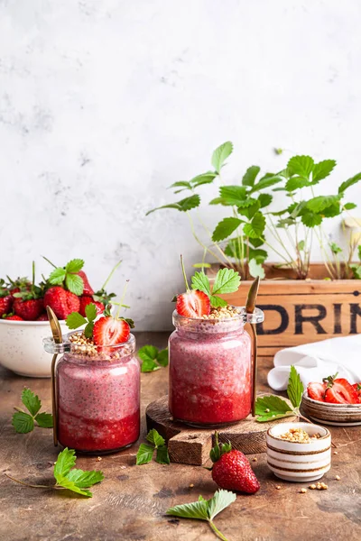 Erdbeer Chiapudding Glasgläsern Auf Einem Holztisch Kopierraum — Stockfoto