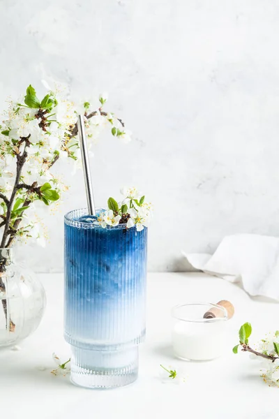 Latte Matcha Bleu Dans Verre Sur Fond Blanc Poudre Fleurs — Photo