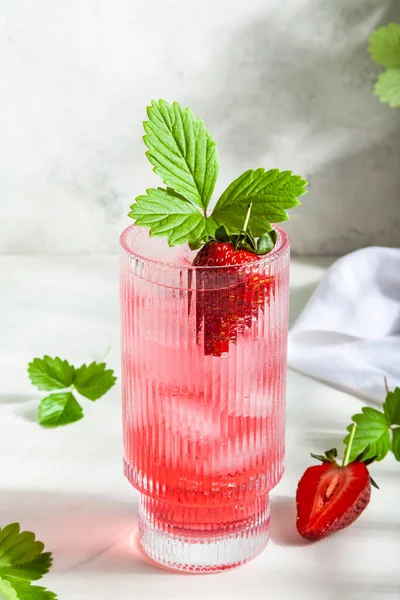 Frische Erdbeer Limonade Mit Eis Glas Auf Einem Weißen Tisch — Stockfoto