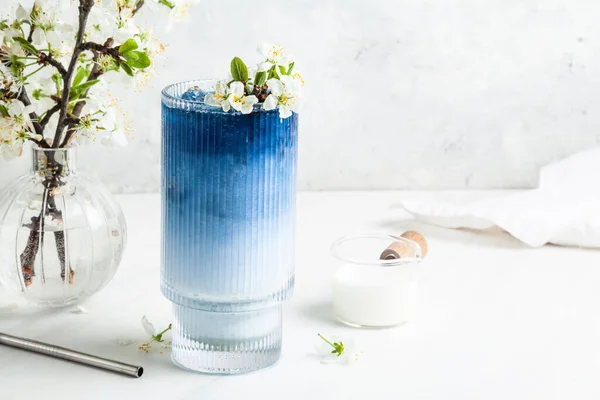 Latte Matcha Bleu Dans Verre Sur Fond Blanc Poudre Fleurs — Photo