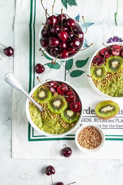 Matcha Latte Haferflocken Mit Kiwi Kirsche Und Quinoa Weißen Schalen — Stockfoto