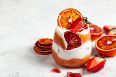 Kan portakallı tatlı, Kürt kreması, Yunan yoğurdu, Savoyardi kurabiyesi, portakal cipsi ve çilek. Kapat, boşluğu kopyala.