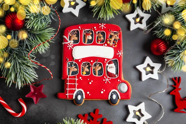 Домашний Пряничный Красный Рождественский Автобус Оленями Сантой Праздник Новогодняя Концепция — стоковое фото