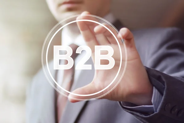 Uomo d'affari premendo il pulsante b2b — Foto Stock