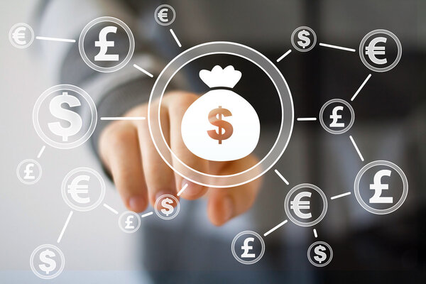 Бизнесмен нажимает кнопку с табличкой доллара
